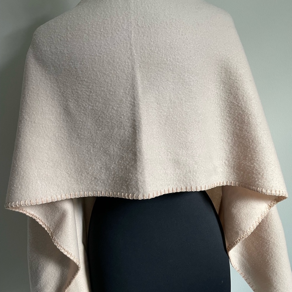 Over Shoulder Wrap With Pockets! - Picture 9 of 9